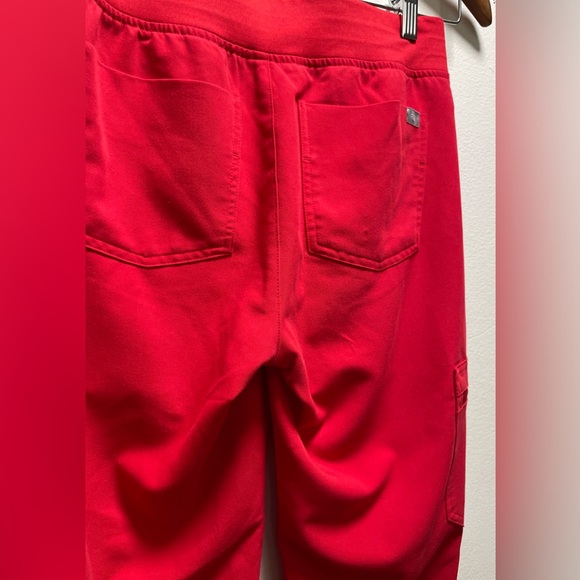 FIGS Scrubs Top & Pants - Picture 8 of 8